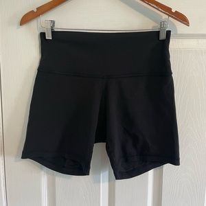 Lululemon align shorts, size 6, black, 6 inches. Og $72.32